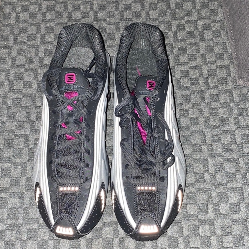 BRAND NEW NIKE SHOX R4